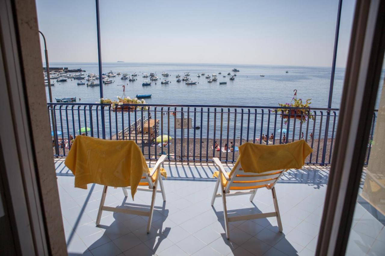 Un Tuffo Nella Baia Di Capomulini Bed and Breakfast Acireale Exteriör bild